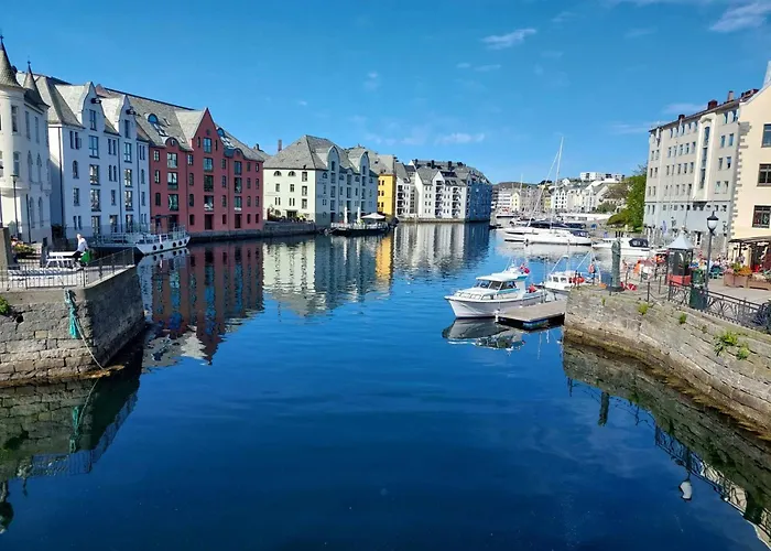 With Free Parking Διαμέρισμα Ålesund